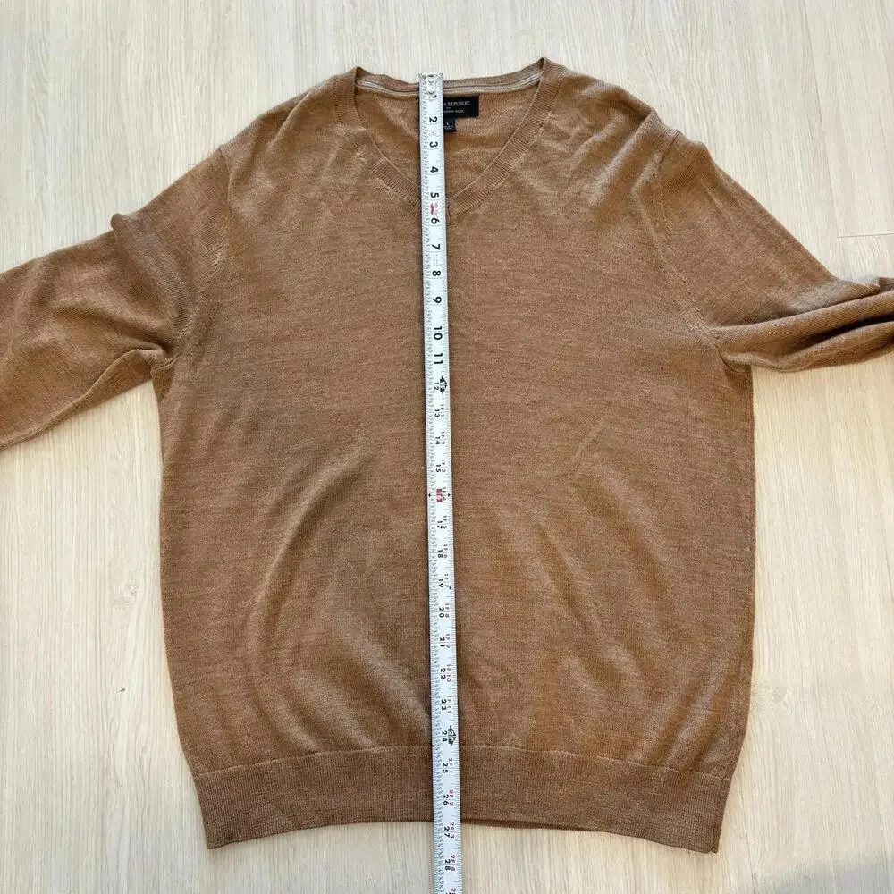Men’s Banana Republic 100% Merino Wool V Neck Sweater - Fall Cozy Sweater